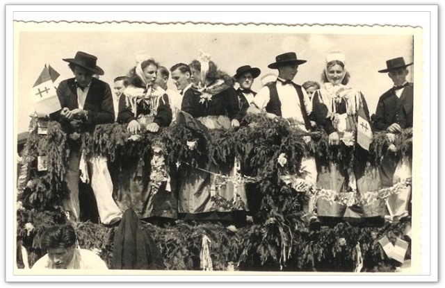  Les fêtes de la Pentecôte à Wissembourg.Jeunes gens du groupe folklorique de Schleithal dont ma  maman Cécile Klein la 1ère à droite