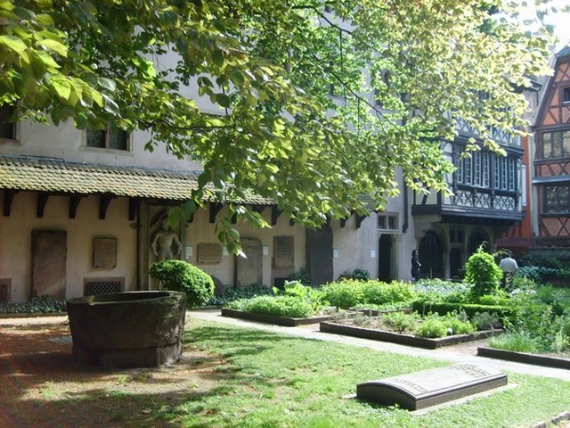 Le jardinet du Musée Notre Dame de Strasbourg en Alsace