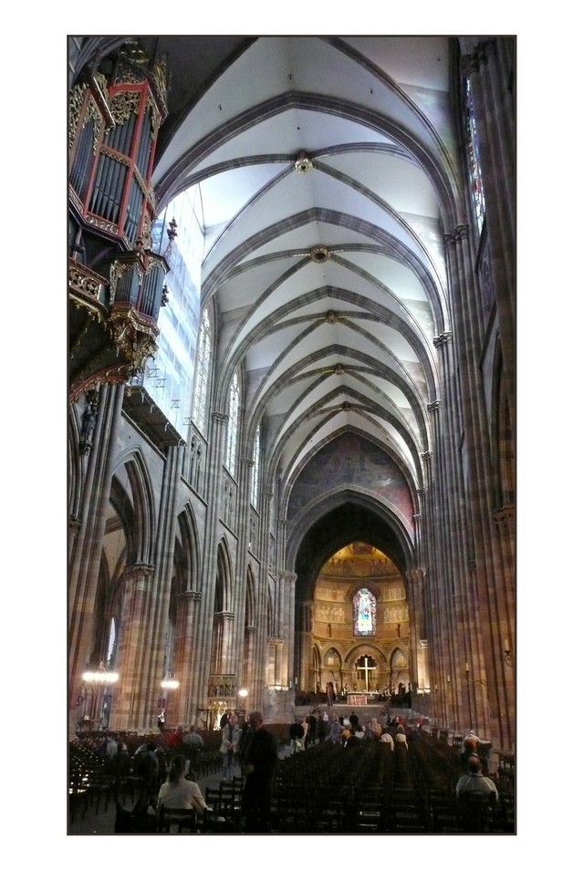 L'intérieur de la Cathédrale Notre Dame de Strasbourg en Alsace